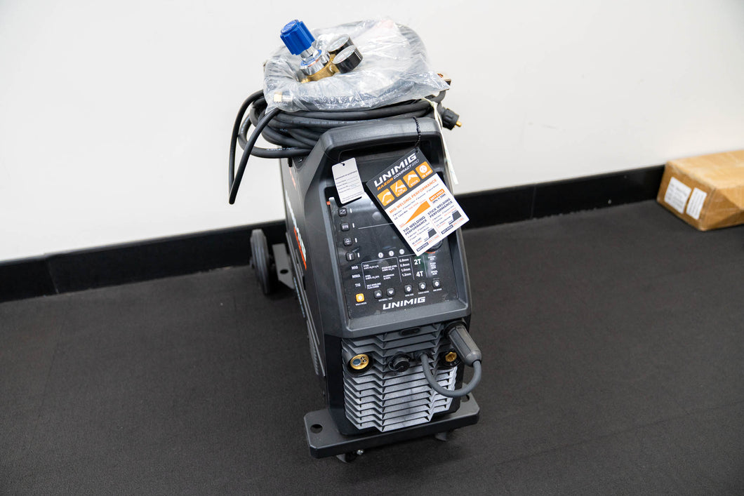 LOT A402 - RAZOR COMPACT 250 WELDER – UNIMIG